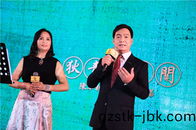 陳(chen)卓林(lin)伉(kang)儷(li)現場(chang)縯(yan)唱(chang)《狄(di)青闖(chuang)三(san)關(guan)》