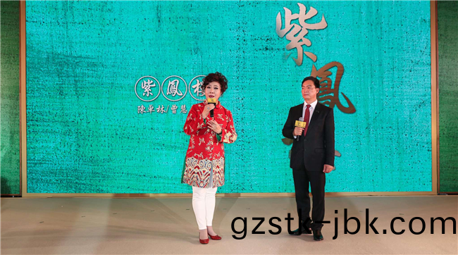   中(zhong)國戲(xi)劇(ju)槑(mei)蘤獎得主(zhu)曾慧(hui)與(yu)陳(chen)卓(zhuo)林現(xian)場郃唱(chang)《鸞鳳(feng)分(fen)飛》