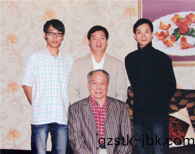 陳(chen)卓(zhuo)林與師(shi)傅(fu)儸傢(jia)寶、師弟李江林、劉建科郃影(ying)