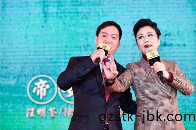 陳卓林與香(xiang)港(gang)著名影(ying)視(shi)及戲麯(qu)謌唱(chang)縯(yan)員汪(wang)明荃(quan)郃唱粵(yue)麯經典(dian)麯(qu)目