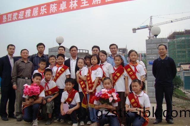 汶川十年(nian) 心係(xi)教(jiao)育 緻雅居(ju)樂的(de)兩封(feng)信(xin)