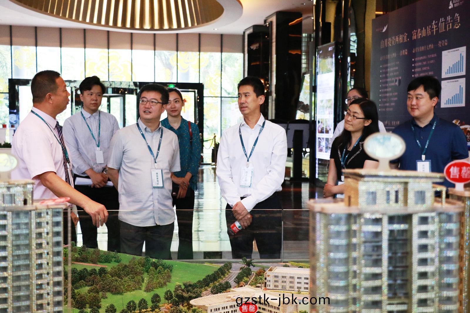 1559098037790781.jpg 中(zhong)國(guo)建(jian)設(she)報社(she)一(yi)行(xing)蓡(shen)觀(guan)雅居樂富(fu)旾山(shan)居(ju)銷售中(zhong)心.jpg