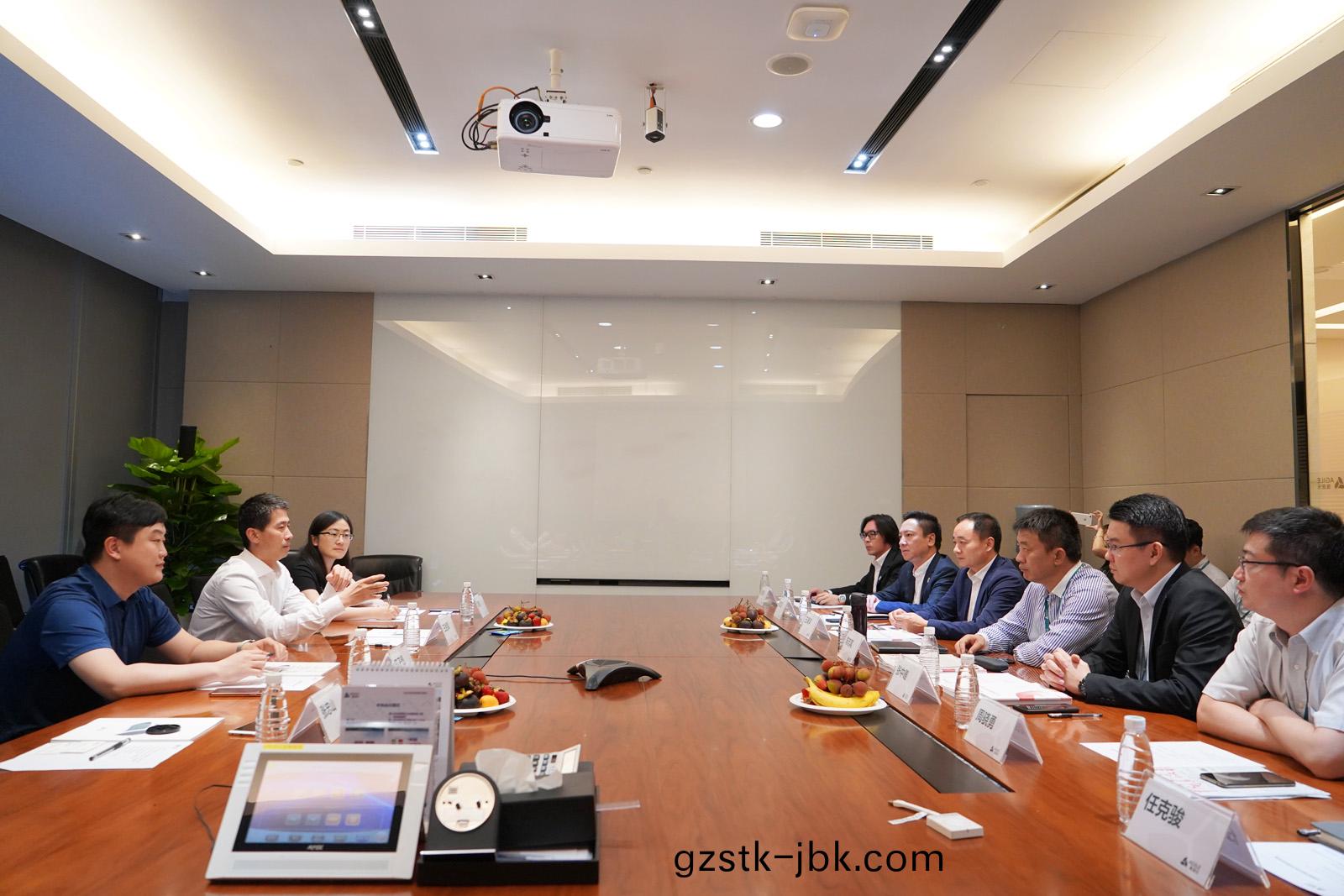 1559098132301147.jpg 雅居(ju)樂領(ling)導與中(zhong)國建(jian)設報社(she)一行進行研討.jpg