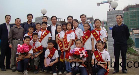 陳卓(zhuo)林一(yi)行(xing)咊(he)雅(ya)居(ju)樂捐建的(de)南軒小(xiao)學(xue)學(xue)生郃(he)影(ying)